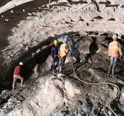 海勃湾拱顶带模注浆料的施工流程及注意事项